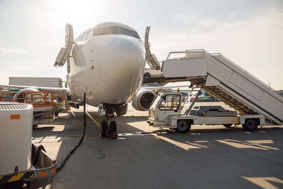 Da die Treppe bereits weggefahren war, stürzte eine Flugbegleiterin aus dem Flugzeug. (Symbolbild)