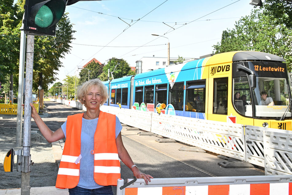 Ins Zentrum können Bahnen aktuell noch fahren. Straßenbauamtsleiterin Simone Prüfer (58) vor einem bereits sanierten Abschnitt.