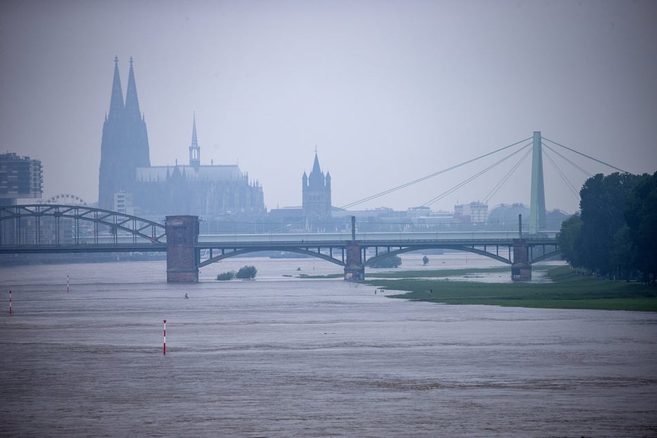 In Köln hat der Rhein einen Pegel von 7,01 Meter erreicht.