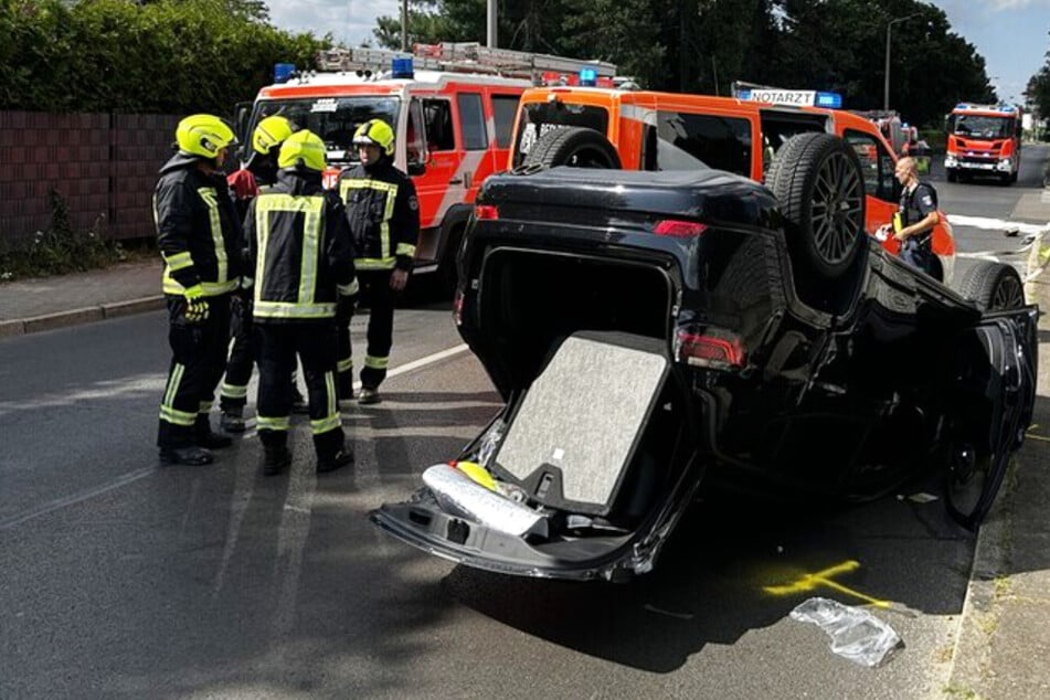 Nach einem Crash im Berliner Ortsteil Köpenick landete ein Auto auf dem Dach.