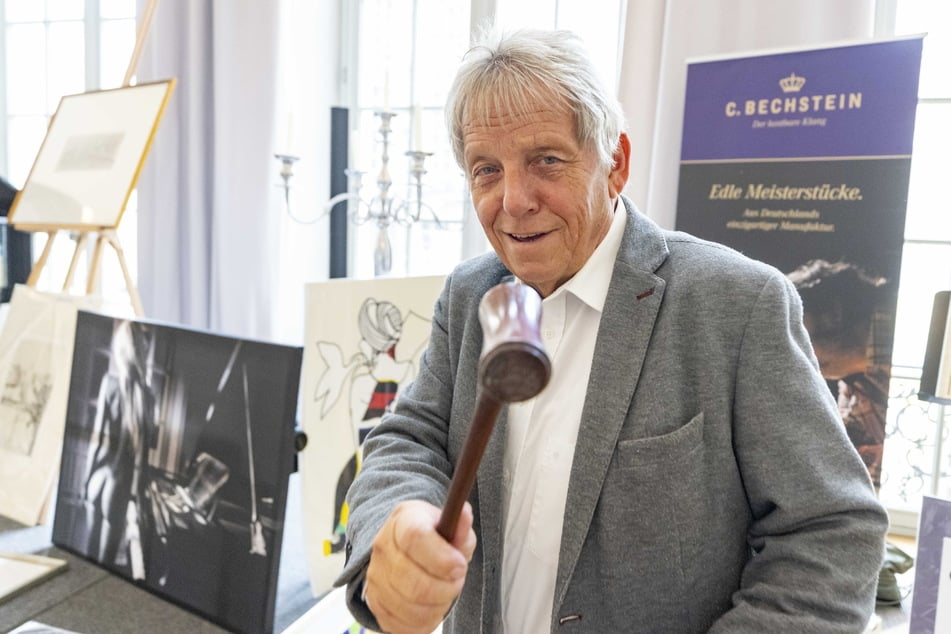 Auktionator Michael Ulbricht (69) hat sich auf Benefiz-Kunstauktionen spezialisiert.