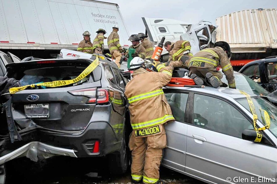 Am Donnerstagmorgen kam es zu einer schweren Massenkarambolage auf der Interstate 35W.
