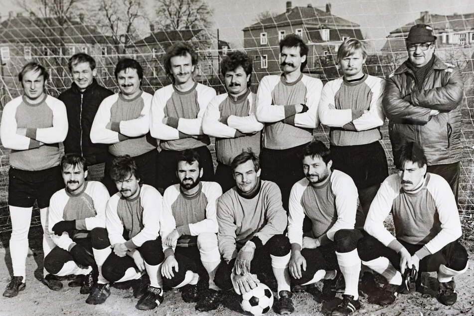 Mannschaftsbild der Truppe aus dem Jahr 1986, als Lemme (r.) bereits Trainer war.