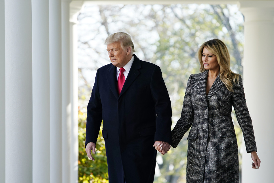 Melania Trump (53, r.) soll nach Angaben der ehemaligen Pressesprecherin des Weißen Hauses stinksauer auf ihren Mann Donald Trump (77) gewesen sein. (Archivbild)
