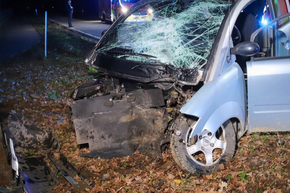 Zwei Schwerverletzte! Microcar-Fahrer überholt und kracht gegen Baum