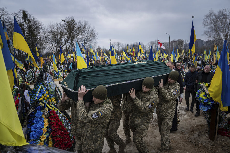 Ukrainische Soldaten tragen Ende März den Sarg eines Kameraden während der Beerdigungszeremonie auf dem Friedhof in Kiew.