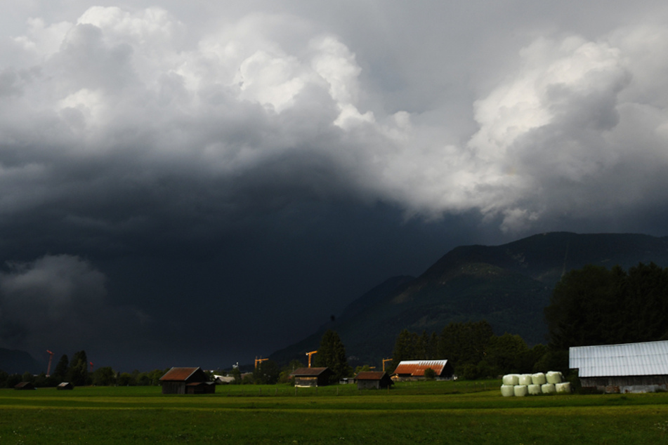 Im Südwesten Bayerns muss man mit Gewitter und Hagel rechnen. (Archiv)