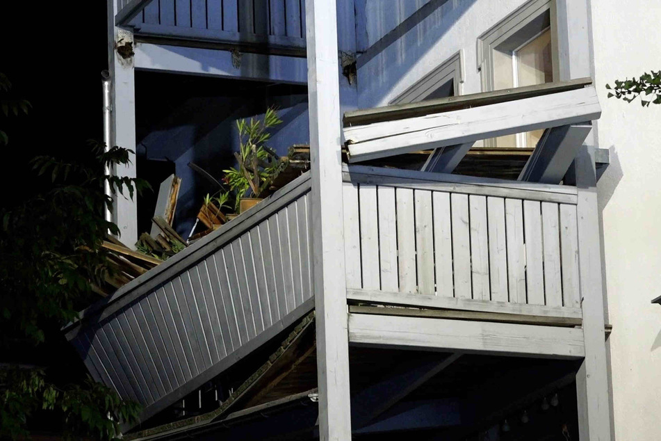 Der Balkon stürzte auf den im zweiten Stock.