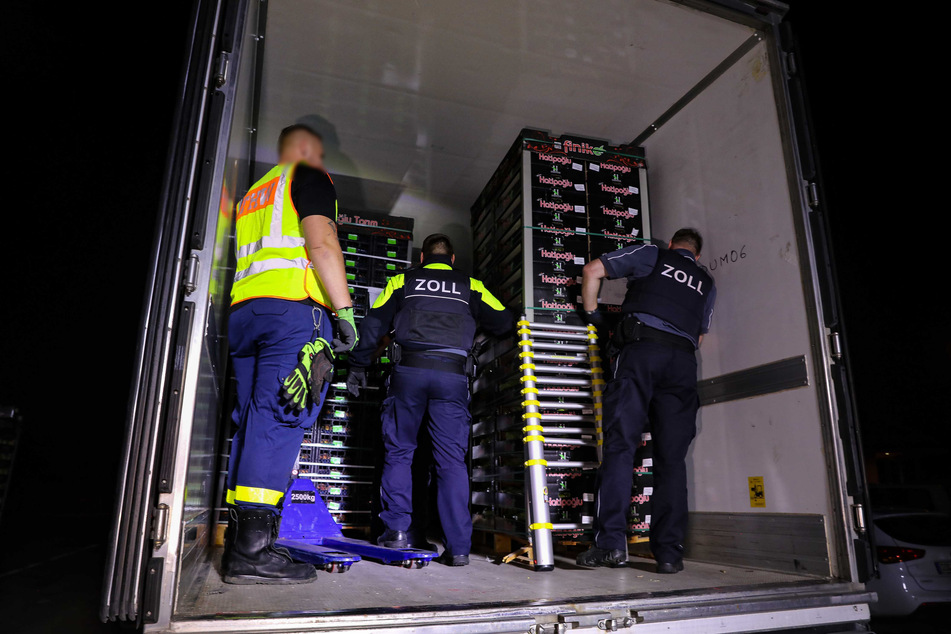 Am Dienstagabend entdeckte der Zoll 31 Männer in einem türkischen Kühllaster.