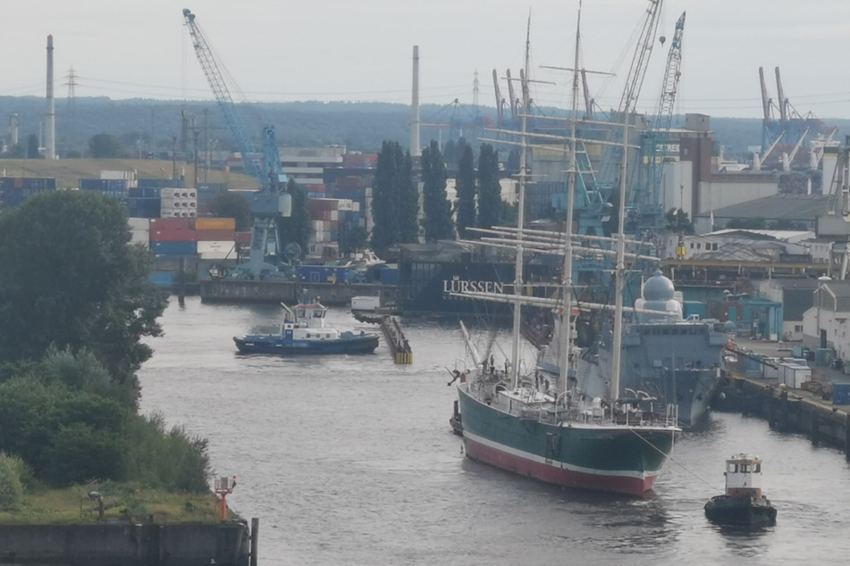 Die historische "Rickmer Rickmers" auf dem Weg zur Werft.