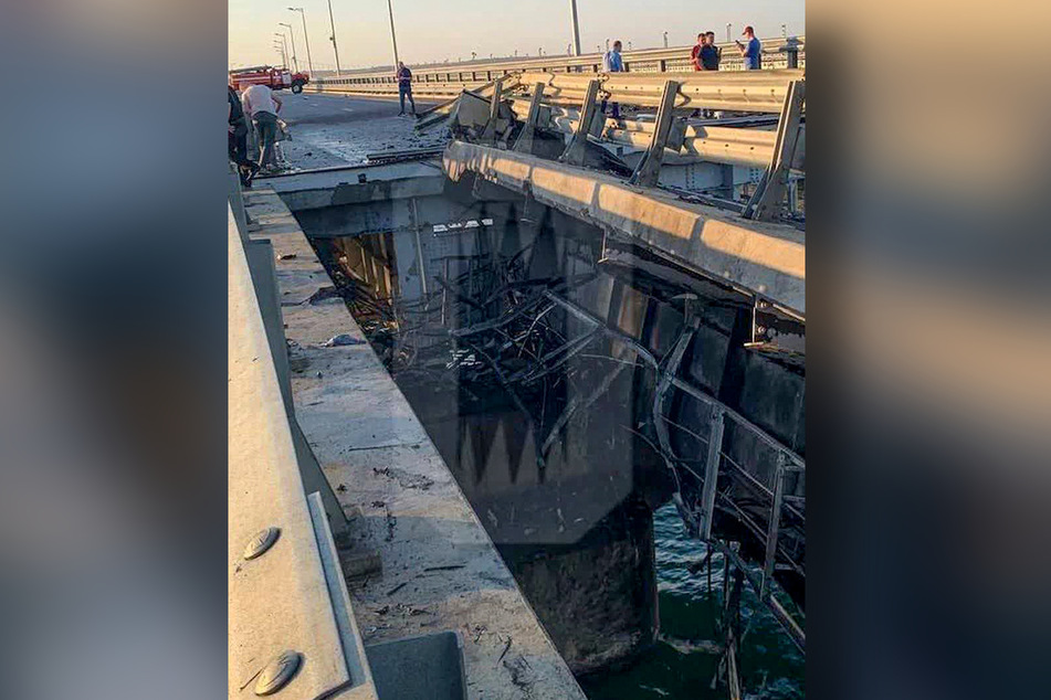 Eine Explosion zerstörte die Fahrbahn der für Russland wichtigen Krimbrücke. Zwei Menschen starben, eine 14-jährige wurde verletzt. Die Brücke wurde zuvor offenbar mit Wasserdrohen angegriffen.