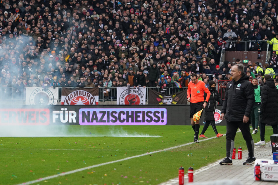 Während des Zweitliga-Spitzenspiels zwischen dem FC St. Pauli und Greuther Fürth kam es zu einer unschönen Szene am Millerntor: Ein Böller explodierte auf dem Feld.