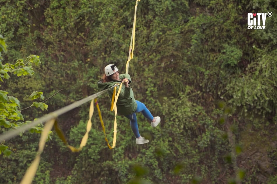Angelina (30) schlägt sich auf der Slackline besser als ihr Date-Partner.