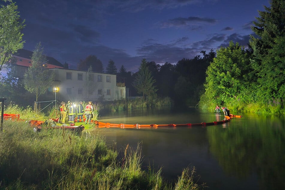 Die Feuerwehr lag Ölsperren in der Spree aus, um die Verunreinigung abzufangen.