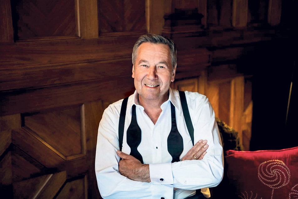 Schlagerstar Roland Kaiser (67) freut sich, dass bald seine CD-Buch-Edition "Alles oder Dich" erscheint.