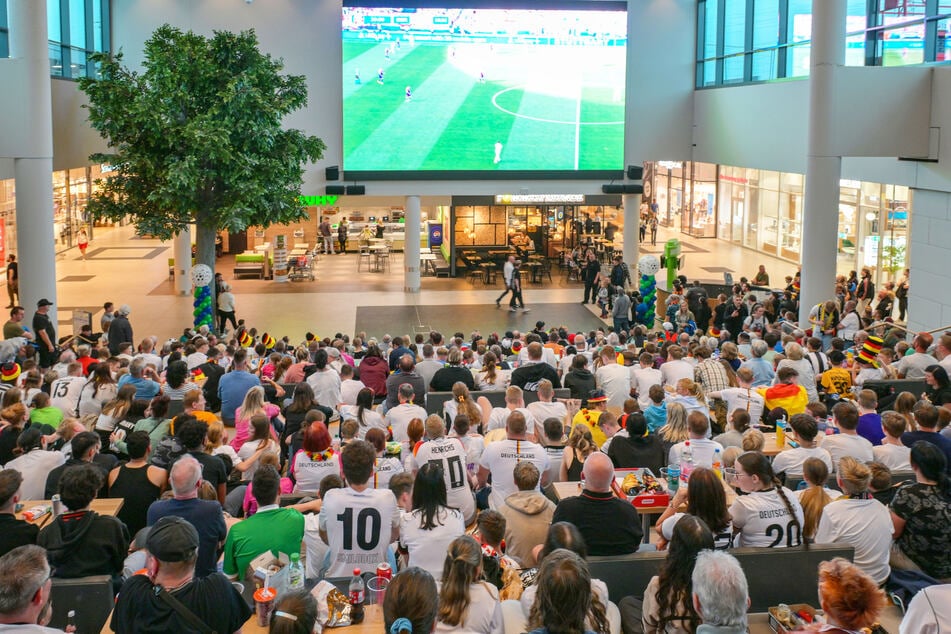 Dresden: Public Viewing in Dresden: Hier werden alle 104 Spiele live gezeigt, sogar nachts!