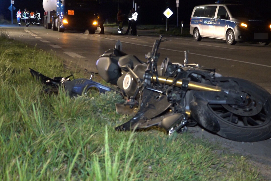 16 Jahre alter Motorradfahrer kracht in Lastwagen und verletzt sich schwer