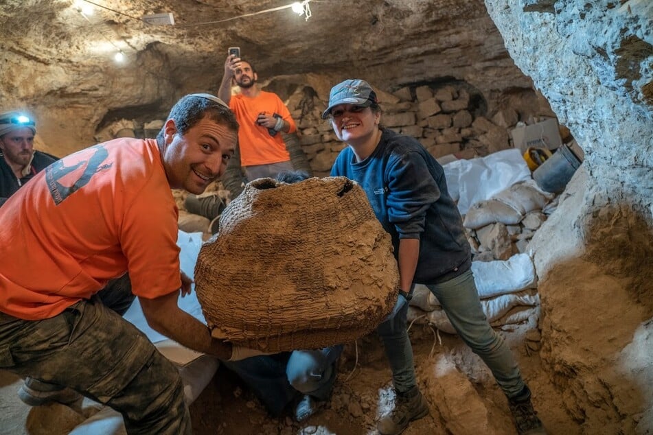 Die Archäologen Chaim Cohen und Naama Sukenik halten den wohl ältesten Korb der Welt, nachdem er in der Muraba'at-Höhle in der Nähe des Toten Meeres gefunden und ausgegraben wurde. Der Korb sei 10.500 Jahre alt.