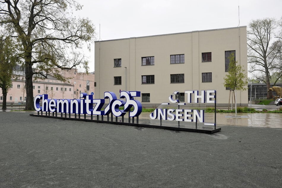 Auch vor der Hartmannfabrik steht ein solcher Schriftzug.