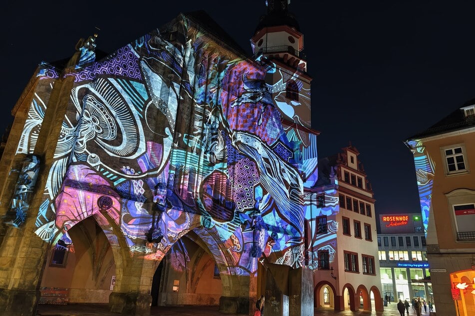 Auch die Stadtkirche St. Jakobi wird beleuchtet.
