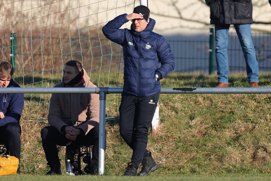 FSV-Trainer Rico Schmitt muss aktuell mit einer langen Liste an verletzten und angeschlagenen Spielern arbeiten.