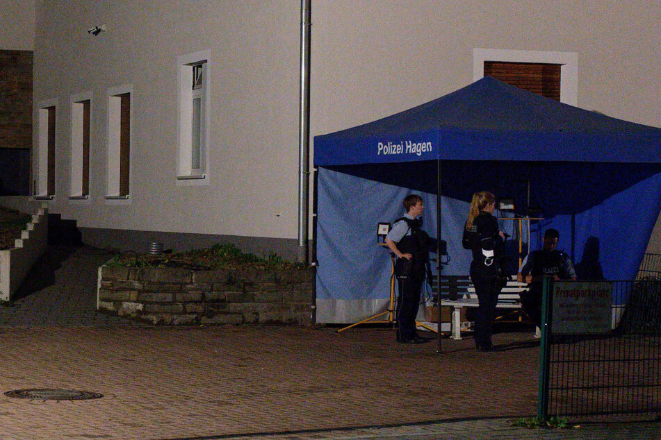 Vor dem Eingang zum Gebäude der Jüdischen Gemeinde steht ein Zelt der Polizei. Zahlreiche Polizisten beschützen die Synagoge in Hagen am Mittwochabend.