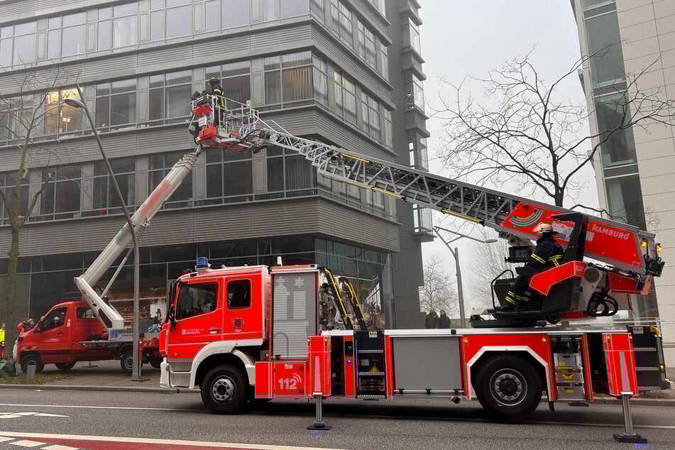 Hamburg: Korb stoppt! Fensterputzer hängen in der Höhe fest