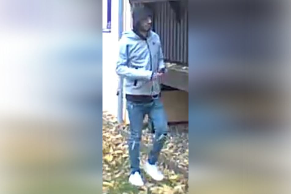 Er hebelte die Terrassentür auf und stieg in das Eigenheim ein.