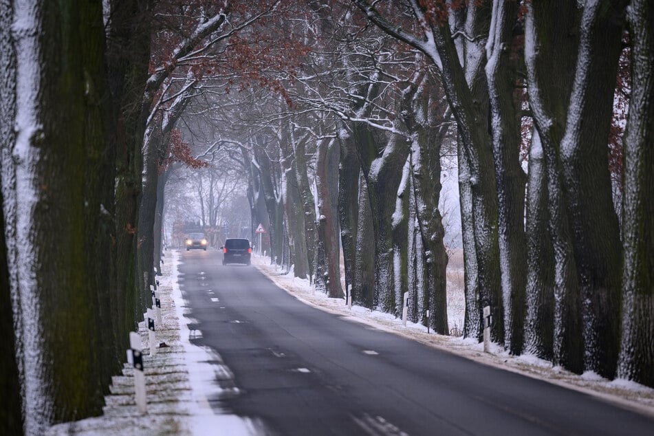 In Nordrhein-Westfalen wird es erneut kalt. Neben glatten Straßen und Regen kann gebietsweise auch Schnee fallen.