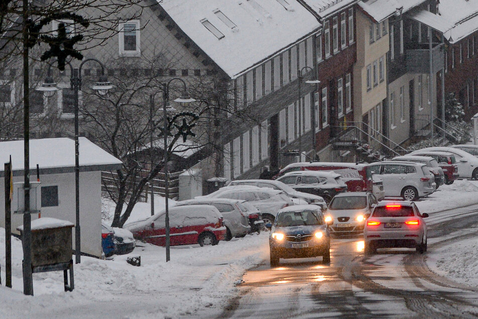Neuschnee im Harz lockt Besucher: Glättegefahr auf den Straßen!
