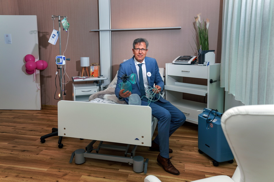 Intensivmediziner Dr. Martin Spielhagen zeigt eines der Pflegezimmer samt künstlicher Beatmung.