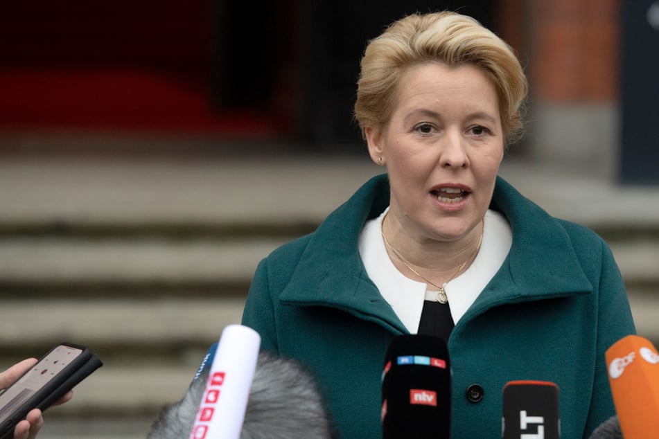 Berlins Regierende Bürgermeisterin Franziska Giffey (44, SPD) muss um ihren Platz im Roten Rathaus zittern. Umfragen sehen CDU, SPD und Grüne gleichauf.