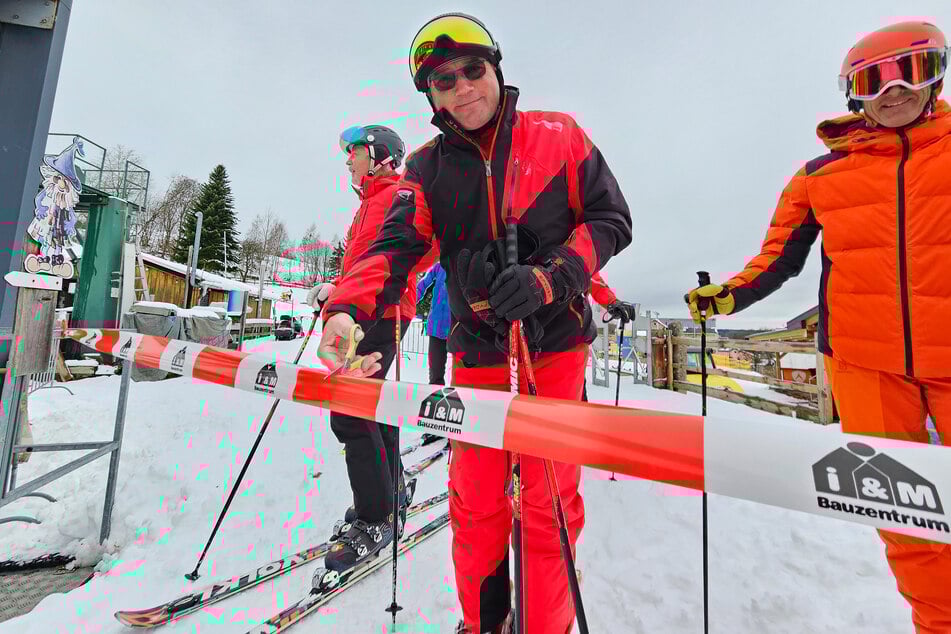 Der Ski-Spaß kann beginnen! Am Montag wurde beim Saisonauftakt der sächsischen Skigebiete ein Absperrband in der Skiarena Eibenstock durchgeschnitten.