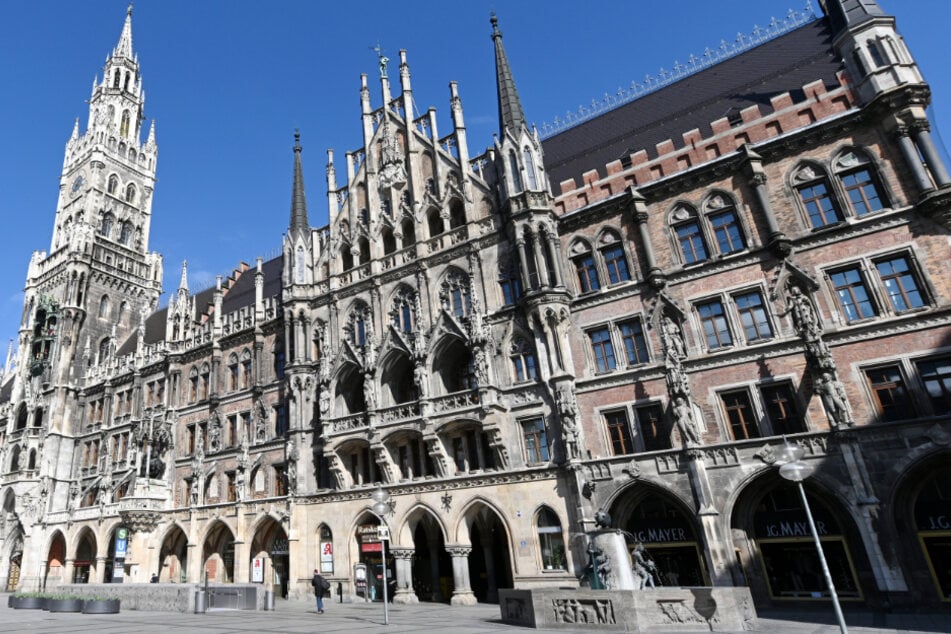 Am Marienplatz vor dem Neuen Rathaus sind fast keine Menschen unterwegs.