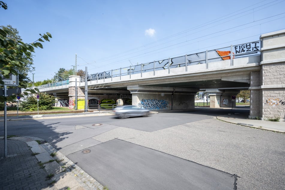 In der Augustusburger Straße löste ein moderner Stahlbetonbau die historische Brücke ab.