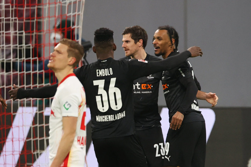 Freud und Leid nah beieinander: Während Marcel Halstenberg (l.) hadert, feiern die Gladbacher Breel Embolo (2.v.l.) und Valentino Lazaro (r.) den 1:0-Torschützen Jonas Hofmann.