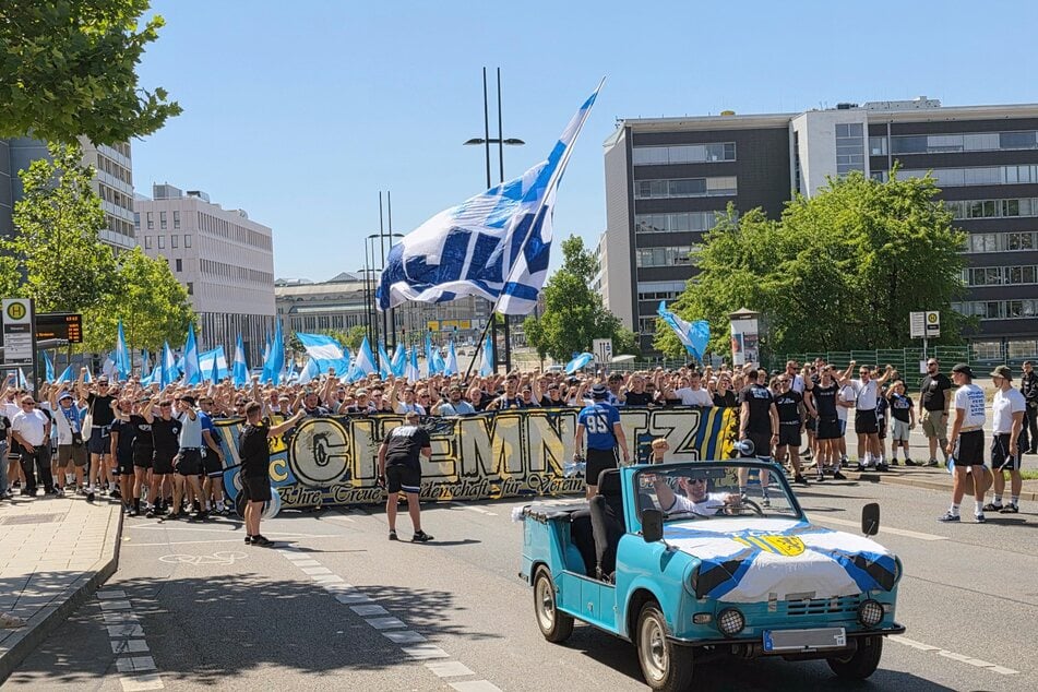 Die CFC-Fans trotzen der Hitze und marschieren in Richtung Stadion.