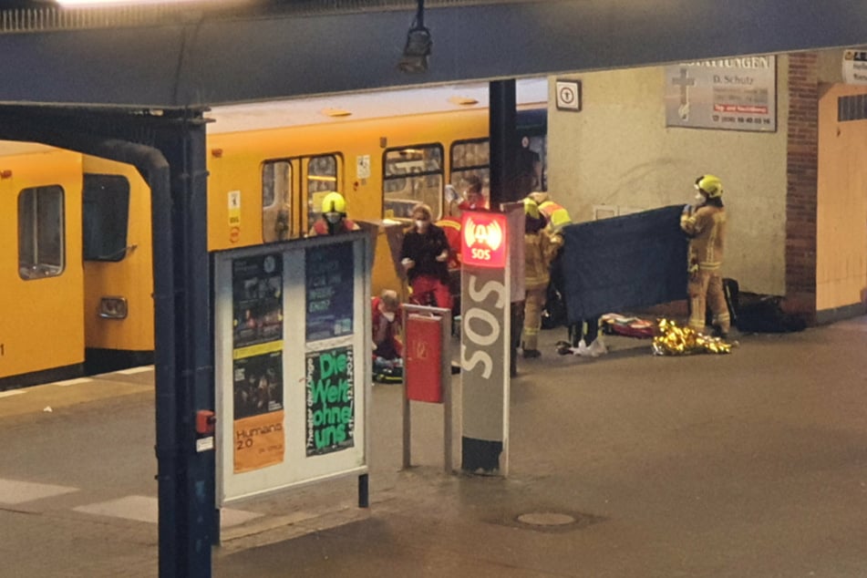 Rettungskräfte versorgten den Mann am U-Bahnhof Hellersdorf.