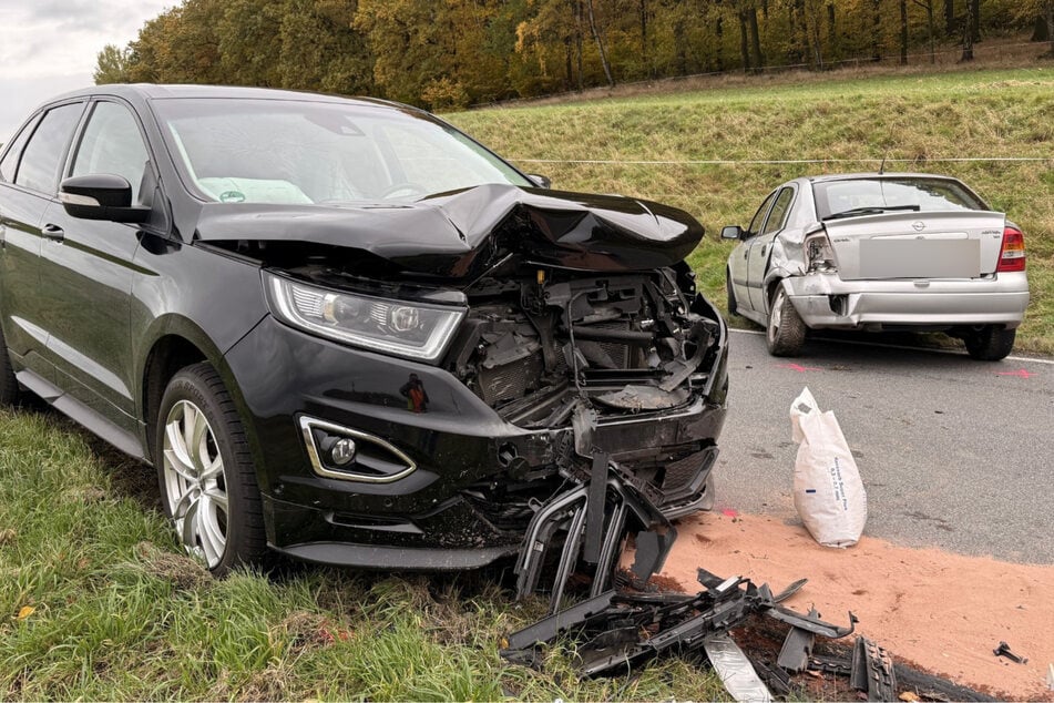 Beide Fahrzeuge zeigen erhebliche Schäden nach dem Unfall.