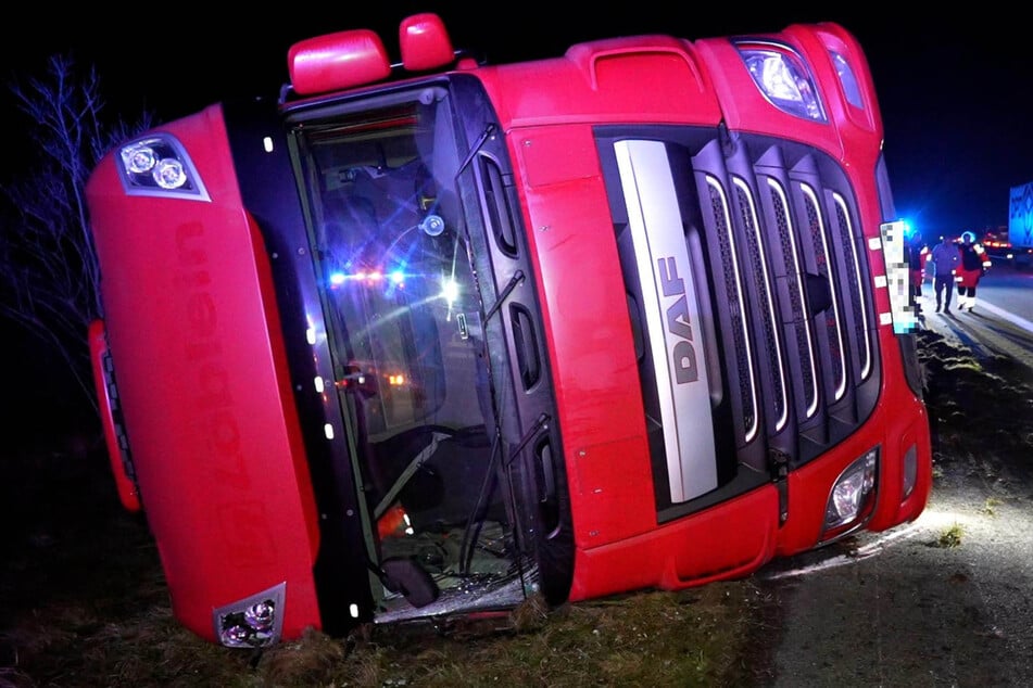 Ein Lkw kippte auf der A4 nahe Burkau um.