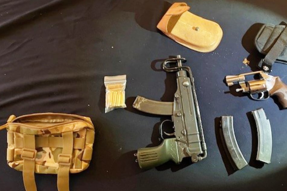 Bei der Razzia in Contwig wurde auch scharfe Schusswaffen gefunden, darunter eine Kriegswaffe: eine "Skorpion"-Maschinenpistole.