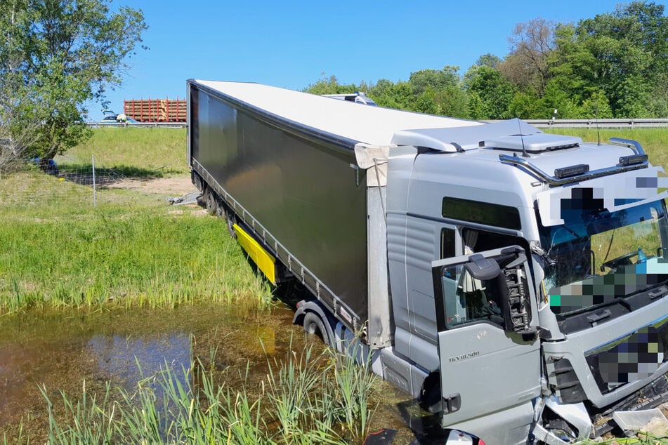 Unfall A4: Tödlicher Unfall auf A4: Lkw stürzt in Graben