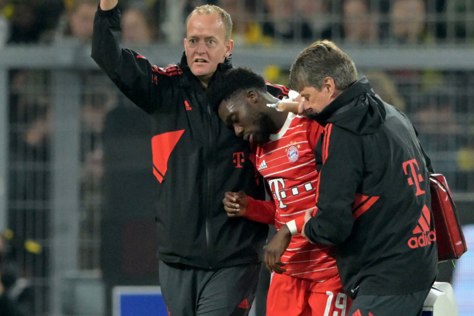 Alphonso Davies (21) vom FC Bayern München musste nach dem Treffer vorzeitig vom Feld und wurde zur Untersuchung in ein Krankenhaus gebracht.