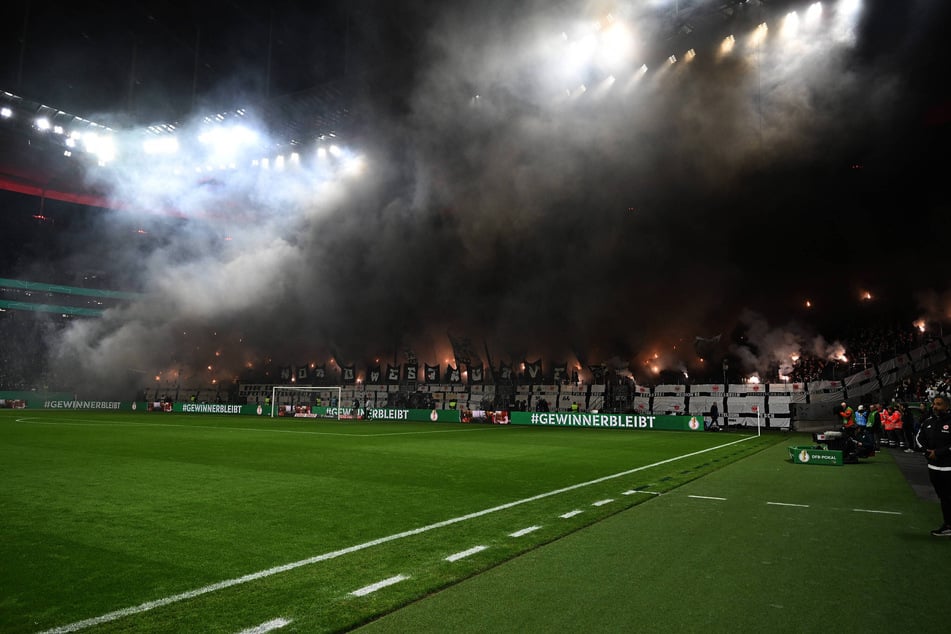 Die heimischen SGE-Fans fackelten ein ganzes Munitionslager an Pyro ab.