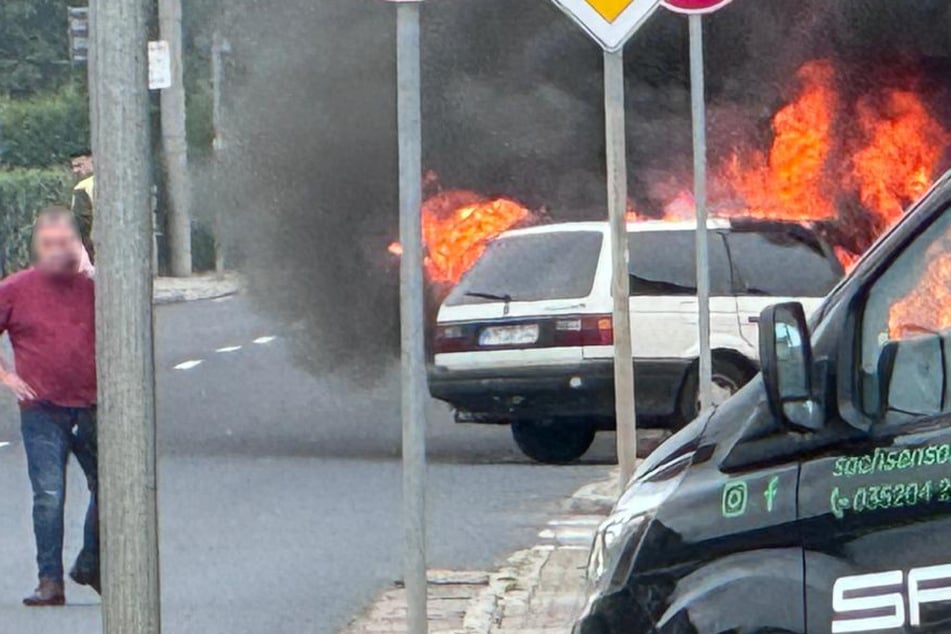 Der alte Kombi stand in Flammen.