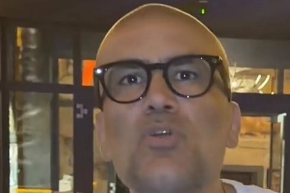 In seinem Video ist Kemal Üres mit einer Brille zu sehen, die offenbar über ein LED-Licht verfügt. Ob es sich dabei tatsächlich um Smart Glasses handelt, ist nicht offiziell bestätigt.