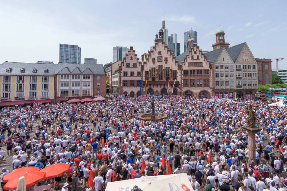 Rund 2000 englische Fans hatten schon am Mittag den Römerberg eingenommen.