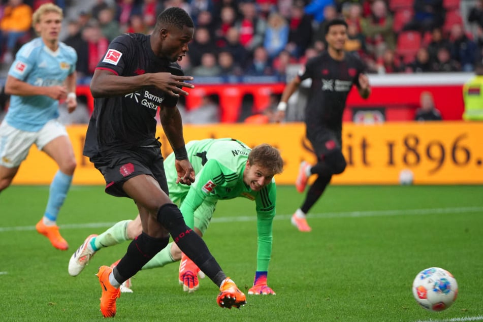 Christian Kofane (l.) nimmt Frederik Rönnow den Ball ab und schiebt ihn ungehindert zum 2:0 ins Tor.