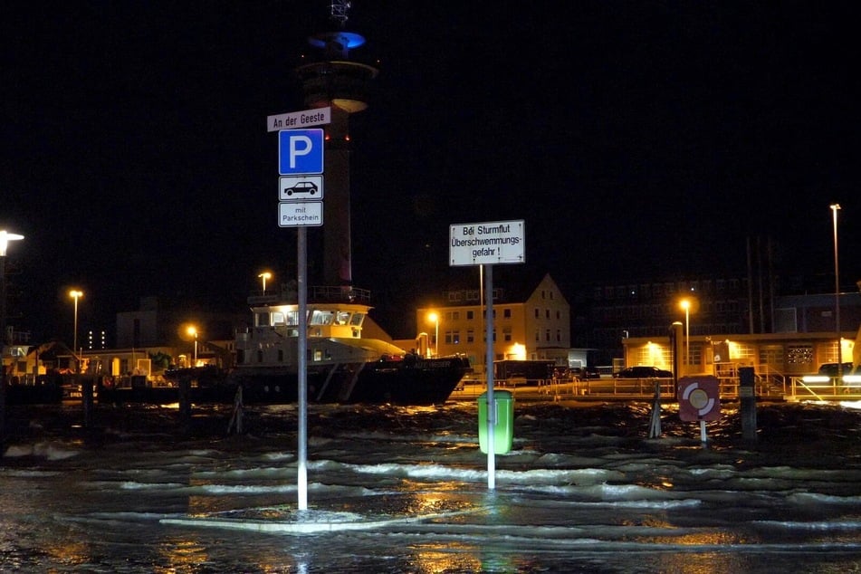 Straßen und Schilder stehen während einer Sturmflut in Bremerhaven unter Wasser.