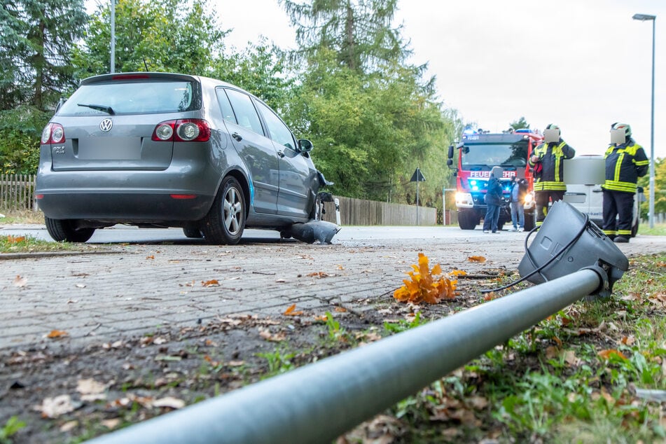 Nach einer Verfolgungsjagd knallte der VW-Fahrer (27) gegen eine Laterne. Diese knickte um, der Fahrer wurde leicht verletzt.